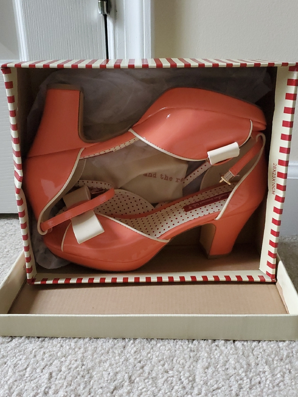 B.A.I.T. Footwear New In Box Retro Heels Size 10 Coral & Cream - Picture 2 of 4